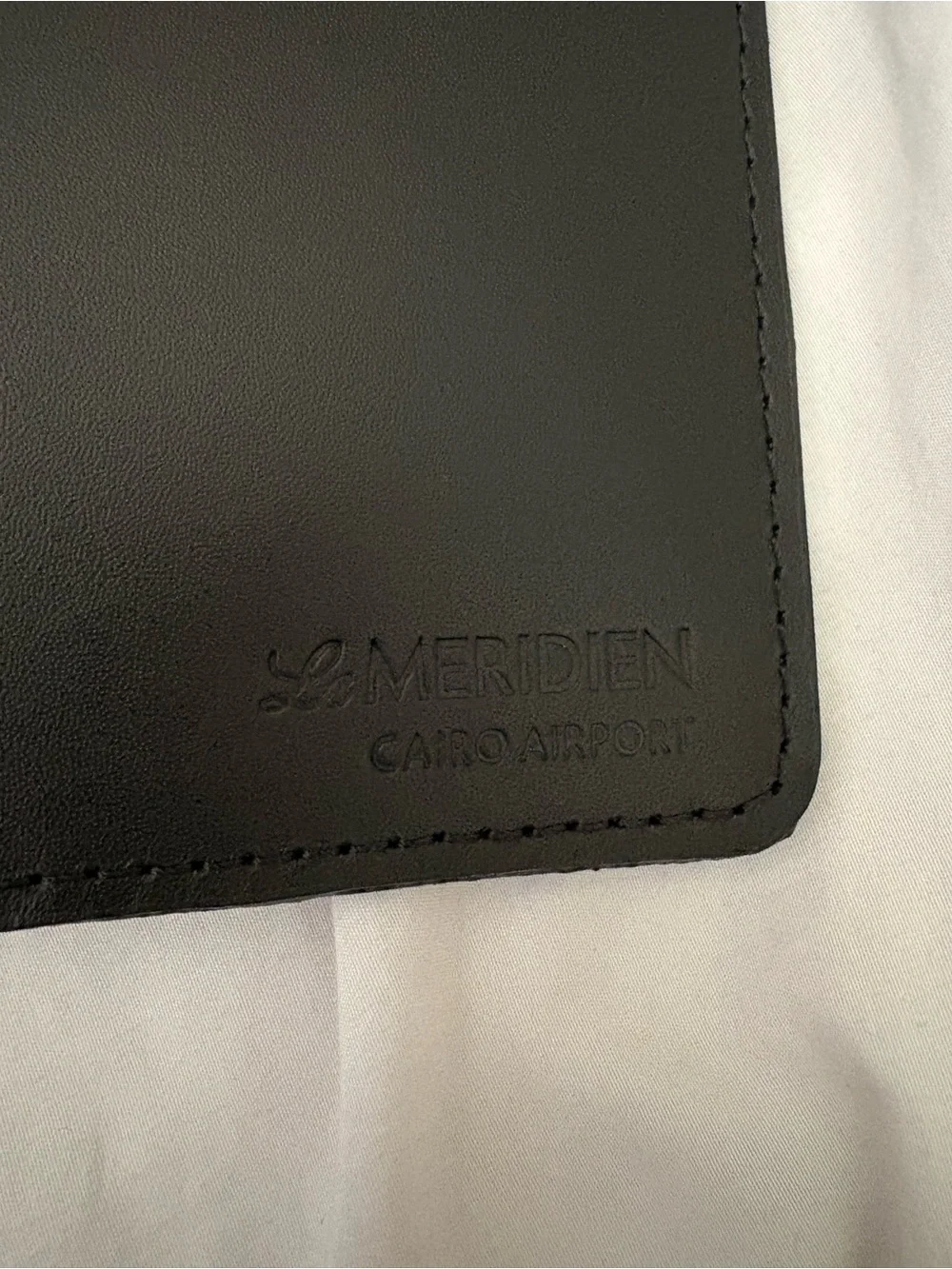 LO MERIDIEN CARO AIRPORT Leather wallet Holder - Black